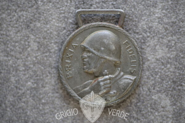 distintivo fascista ai combattenti le donne fasciste
