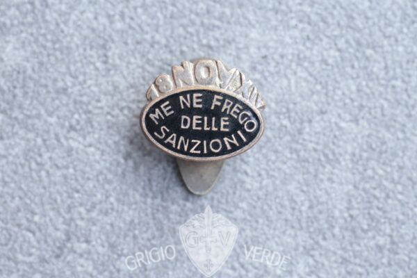 Distintivo Me ne frego delle sanzioni Nero